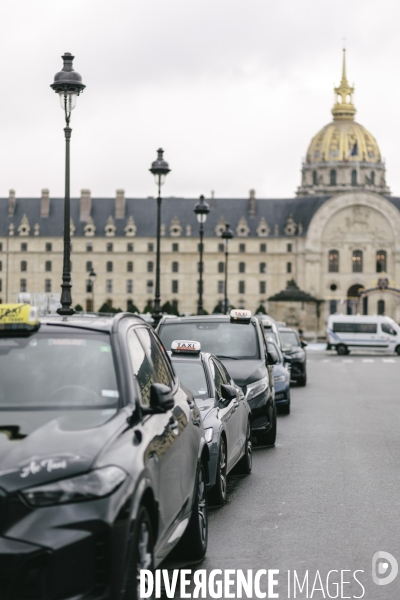 Manifestation des taxis aux Invalides contre une tarification à la baisse du transport de patients