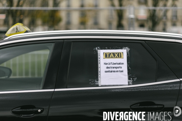 Manifestation des taxis aux Invalides contre une tarification à la baisse du transport de patients