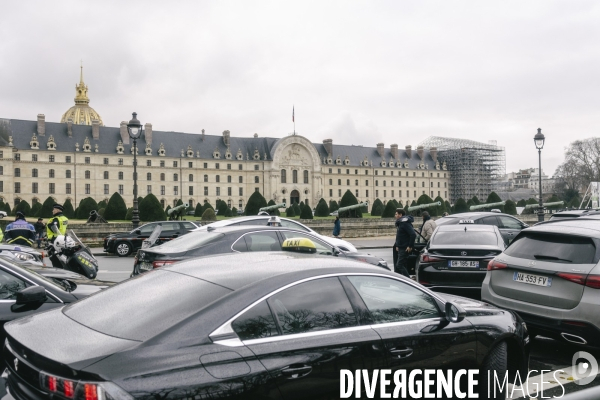 Manifestation des taxis aux Invalides contre une tarification à la baisse du transport de patients