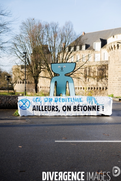 Ici on débitume, ailleurs on bétonne