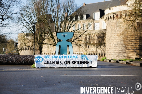 Ici on débitume, ailleurs on bétonne