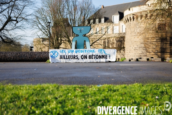 Ici on débitume, ailleurs on bétonne