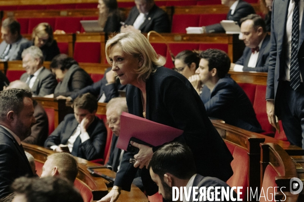 Motions de censure déposées par le NFP et le RN