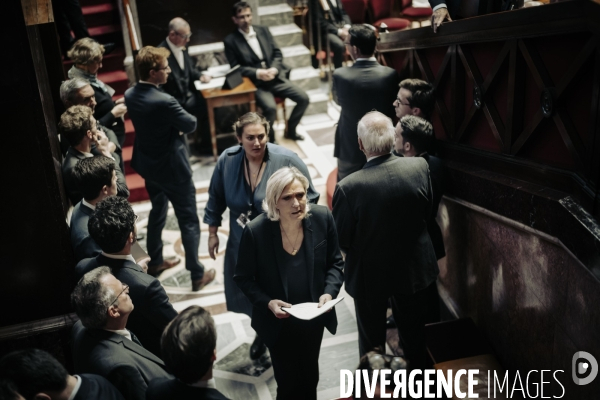 Motions de censure déposées par le NFP et le RN