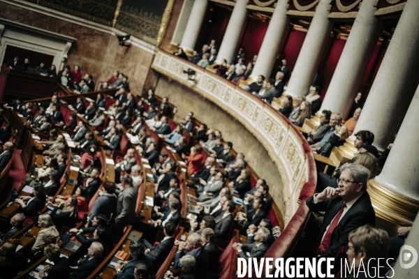 Motions de censure déposées par le NFP et le RN