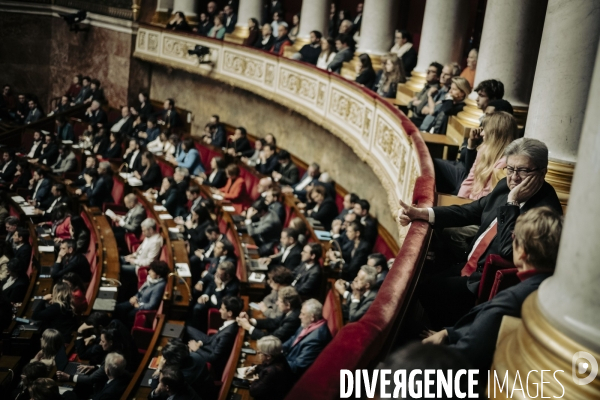 Motions de censure déposées par le NFP et le RN