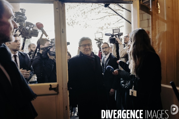 Motions de censure déposées par le NFP et le RN