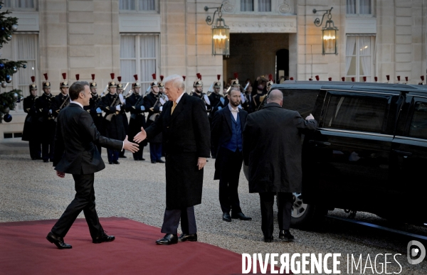 Emmanuel macron reçoit Donald TRUMP