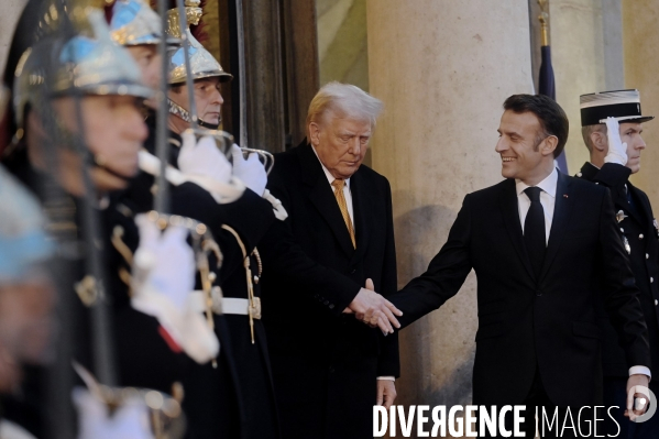 Emmanuel macron reçoit Donald TRUMP