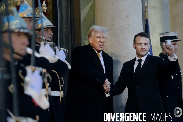 Emmanuel macron reçoit Donald TRUMP