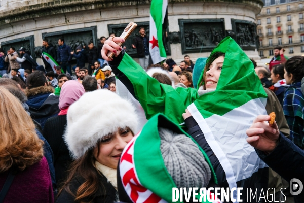 Paris, Place de la République. La communauté syrienne fête la chute du régime de Bachar al-AssadParis, France, 08/12/2024