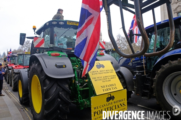 Manifestation des agriculteurs en tracteurs devant le 10 Downing street et le ministère des finances