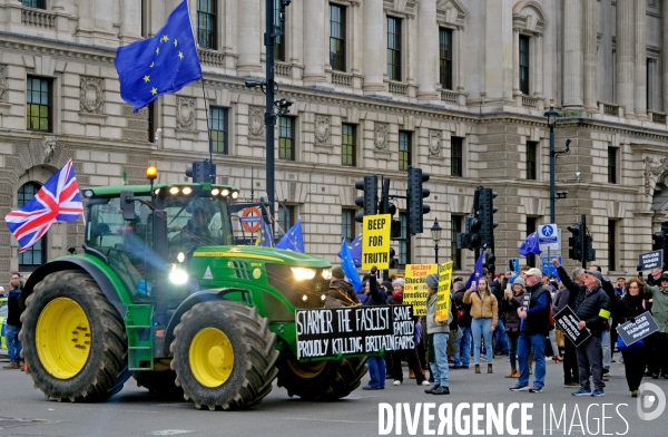 Manifestation des agriculteurs en tracteurs devant le 10 Downing street et le ministère des finances