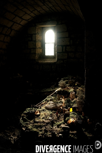 L immense crèche de Noël de la petite église de Montselgues en Ardèche.
