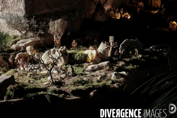 L immense crèche de Noël de la petite église de Montselgues en Ardèche.