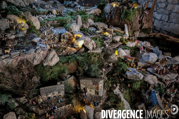 L immense crèche de Noël de la petite église de Montselgues en Ardèche.