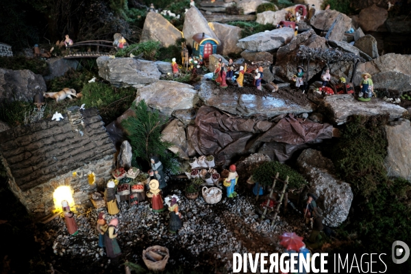L immense crèche de Noël de la petite église de Montselgues en Ardèche.