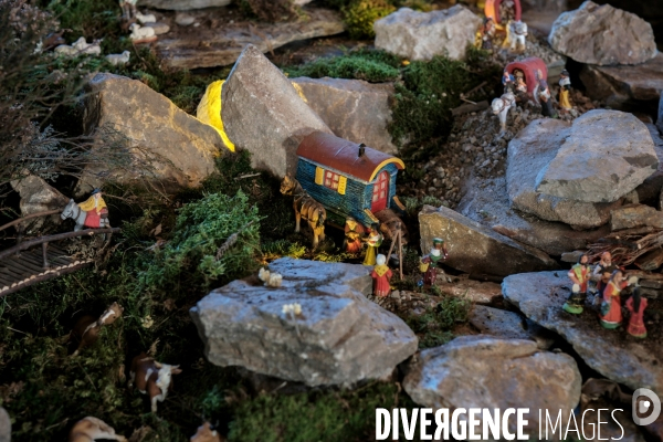 L immense crèche de Noël de la petite église de Montselgues en Ardèche.