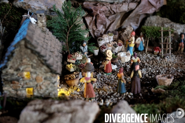 L immense crèche de Noël de la petite église de Montselgues en Ardèche.