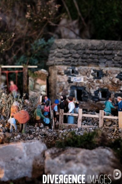 L immense crèche de Noël de la petite église de Montselgues en Ardèche.