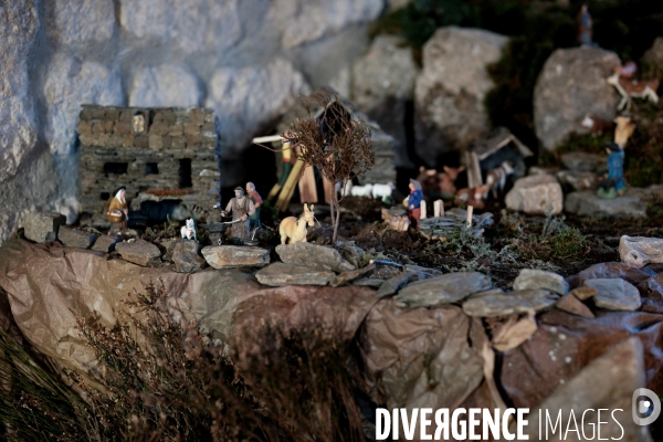 L immense crèche de Noël de la petite église de Montselgues en Ardèche.