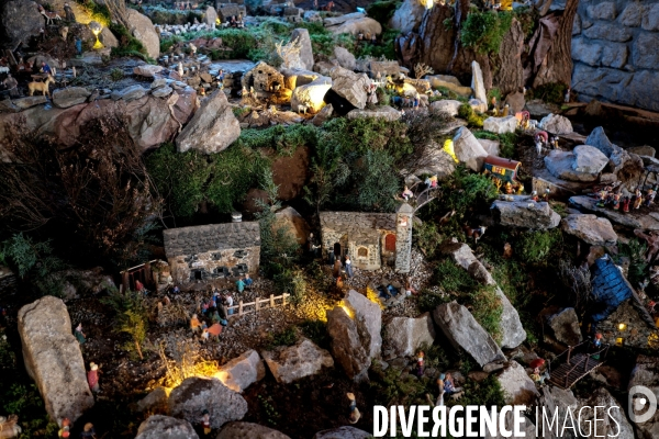 L immense crèche de Noël de la petite église de Montselgues en Ardèche.