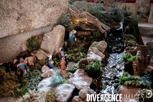 L immense crèche de Noël de la petite église de Montselgues en Ardèche.