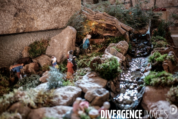 L immense crèche de Noël de la petite église de Montselgues en Ardèche.