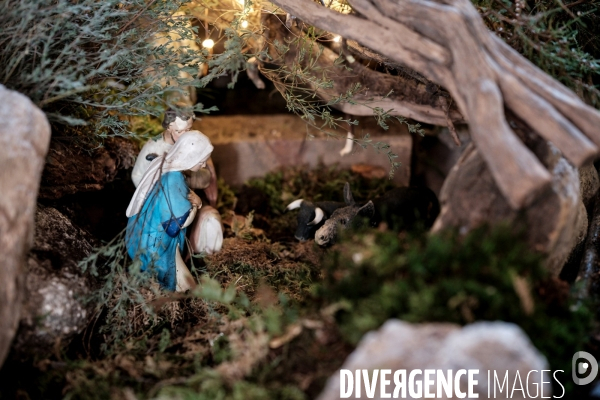 L immense crèche de Noël de la petite église de Montselgues en Ardèche.