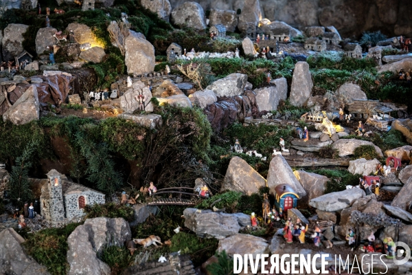 L immense crèche de Noël de la petite église de Montselgues en Ardèche.