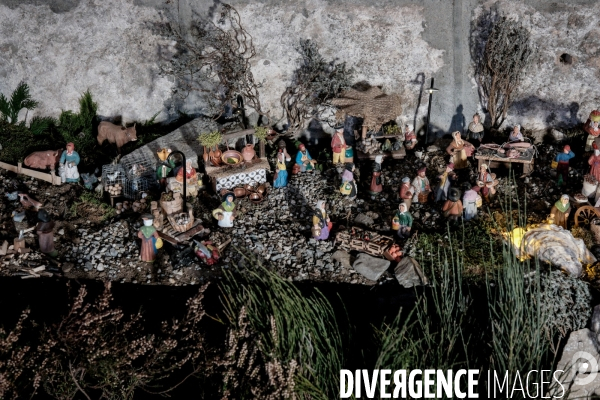 L immense crèche de Noël de la petite église de Montselgues en Ardèche.