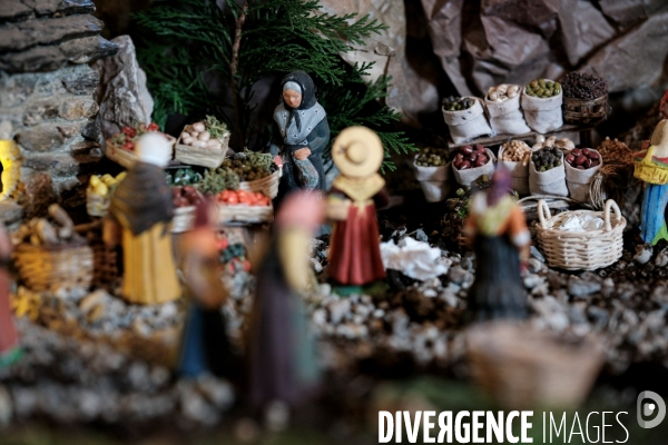 L immense crèche de Noël de la petite église de Montselgues en Ardèche.