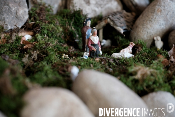 L immense crèche de Noël de la petite église de Montselgues en Ardèche.