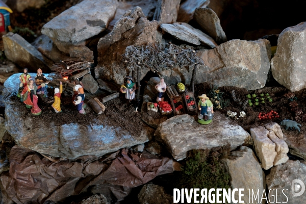 L immense crèche de Noël de la petite église de Montselgues en Ardèche.