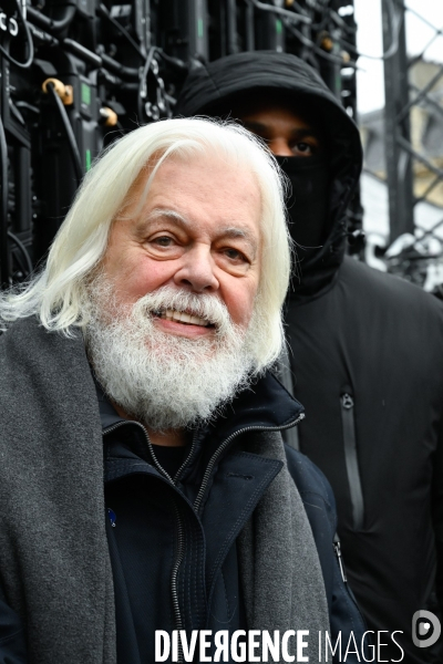Le capitaine Paul Watson célèbre sa remise en liberté, place de la République à Paris en compagnie de Lamya Essemlali et Hugo Clément.
