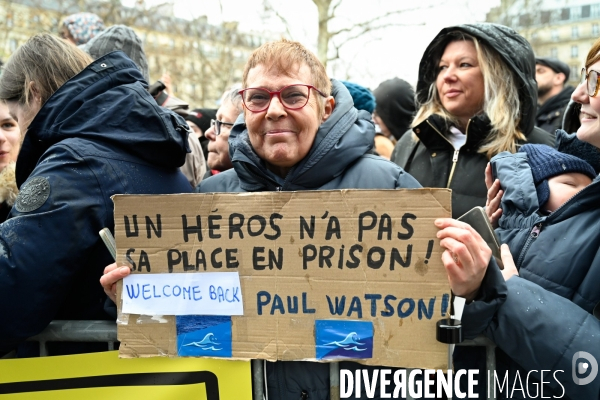 Le capitaine Paul Watson célèbre sa remise en liberté, place de la République à Paris en compagnie de Lamya Essemlali et Hugo Clément.