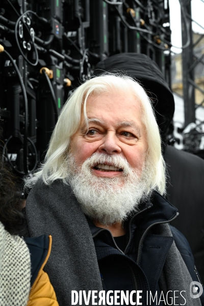 Le capitaine Paul Watson célèbre sa remise en liberté, place de la République à Paris en compagnie de Lamya Essemlali et Hugo Clément.