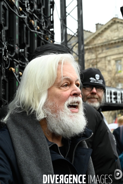 Le capitaine Paul Watson célèbre sa remise en liberté, place de la République à Paris en compagnie de Lamya Essemlali et Hugo Clément.