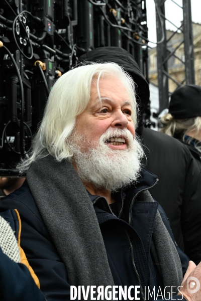 Le capitaine Paul Watson célèbre sa remise en liberté, place de la République à Paris en compagnie de Lamya Essemlali et Hugo Clément.