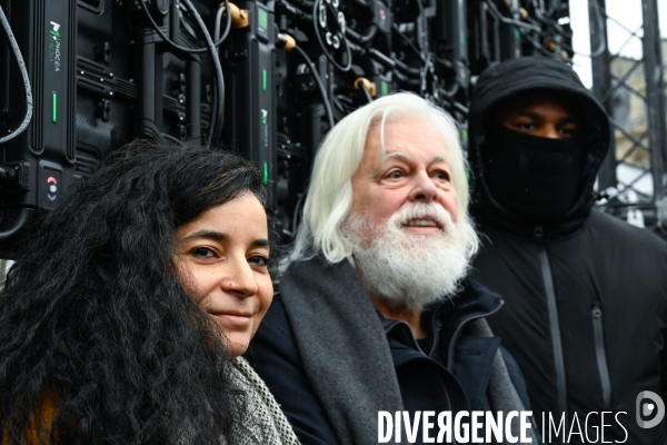 Le capitaine Paul Watson célèbre sa remise en liberté, place de la République à Paris en compagnie de Lamya Essemlali et Hugo Clément.