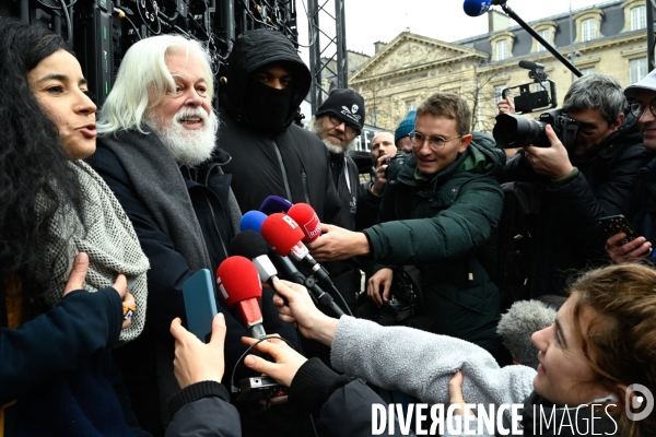 Le capitaine Paul Watson célèbre sa remise en liberté, place de la République à Paris en compagnie de Lamya Essemlali et Hugo Clément.