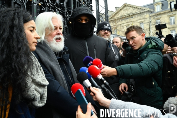 Le capitaine Paul Watson célèbre sa remise en liberté, place de la République à Paris en compagnie de Lamya Essemlali et Hugo Clément.
