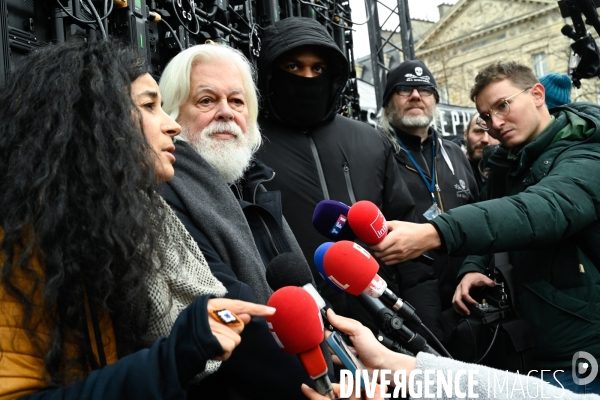 Le capitaine Paul Watson célèbre sa remise en liberté, place de la République à Paris en compagnie de Lamya Essemlali et Hugo Clément.
