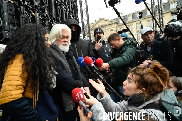 Le capitaine Paul Watson célèbre sa remise en liberté, place de la République à Paris en compagnie de Lamya Essemlali et Hugo Clément.