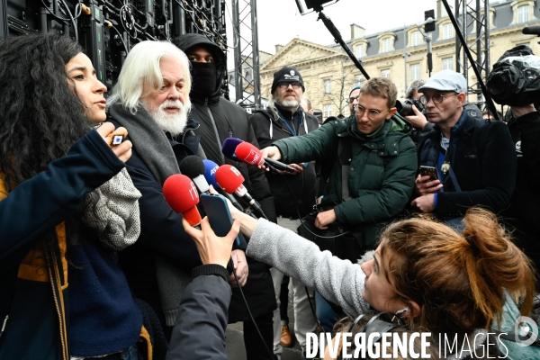 Le capitaine Paul Watson célèbre sa remise en liberté, place de la République à Paris en compagnie de Lamya Essemlali et Hugo Clément.