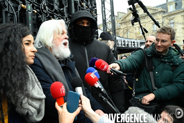 Le capitaine Paul Watson célèbre sa remise en liberté, place de la République à Paris en compagnie de Lamya Essemlali et Hugo Clément.