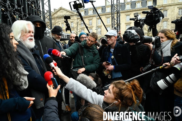 Le capitaine Paul Watson célèbre sa remise en liberté, place de la République à Paris en compagnie de Lamya Essemlali et Hugo Clément.