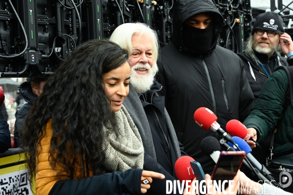 Le capitaine Paul Watson célèbre sa remise en liberté, place de la République à Paris en compagnie de Lamya Essemlali et Hugo Clément.