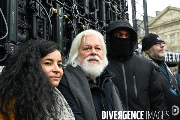 Le capitaine Paul Watson célèbre sa remise en liberté, place de la République à Paris en compagnie de Lamya Essemlali et Hugo Clément.