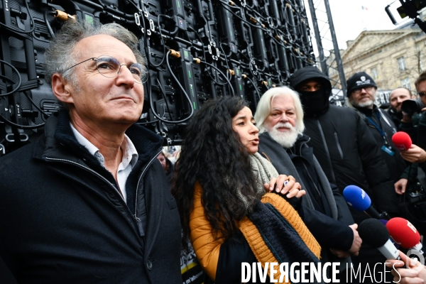 Le capitaine Paul Watson célèbre sa remise en liberté, place de la République à Paris en compagnie de Lamya Essemlali et Hugo Clément.